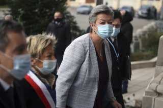 La Commissaire européenne aux Affaires intérieures, Yvla Johansson, participe dimanche à une réunion d'urgence à Calais, quatre jours après le pire drame migratoire survenu dans la Manche.